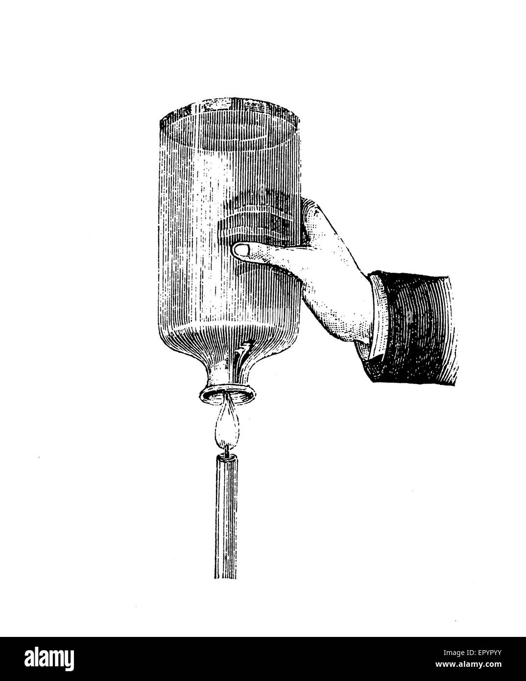 La gravure, la chimie Vintage chauffage une bouteille vide sur une bougie de suif : condensation sous forme de gouttes sur la surface du verre à froid Banque D'Images