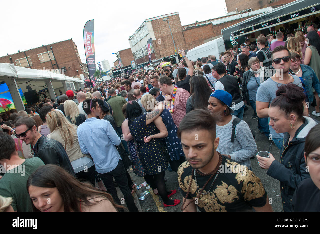 Birmingham, Royaume-Uni, 23 mai 2015 près de 100 000 personnes affluent dans les rues dans la ville de Birmingham PRIDE parade. Une mer de couleurs arc-en-ciel ont défilé dans la ville alors que le mariage d'un référendum en Irlande seront annoncés aujourd'hui. Après la parade des fêtards parti rempli la fierté mainstage tente à emporter un line-up Banque D'Images