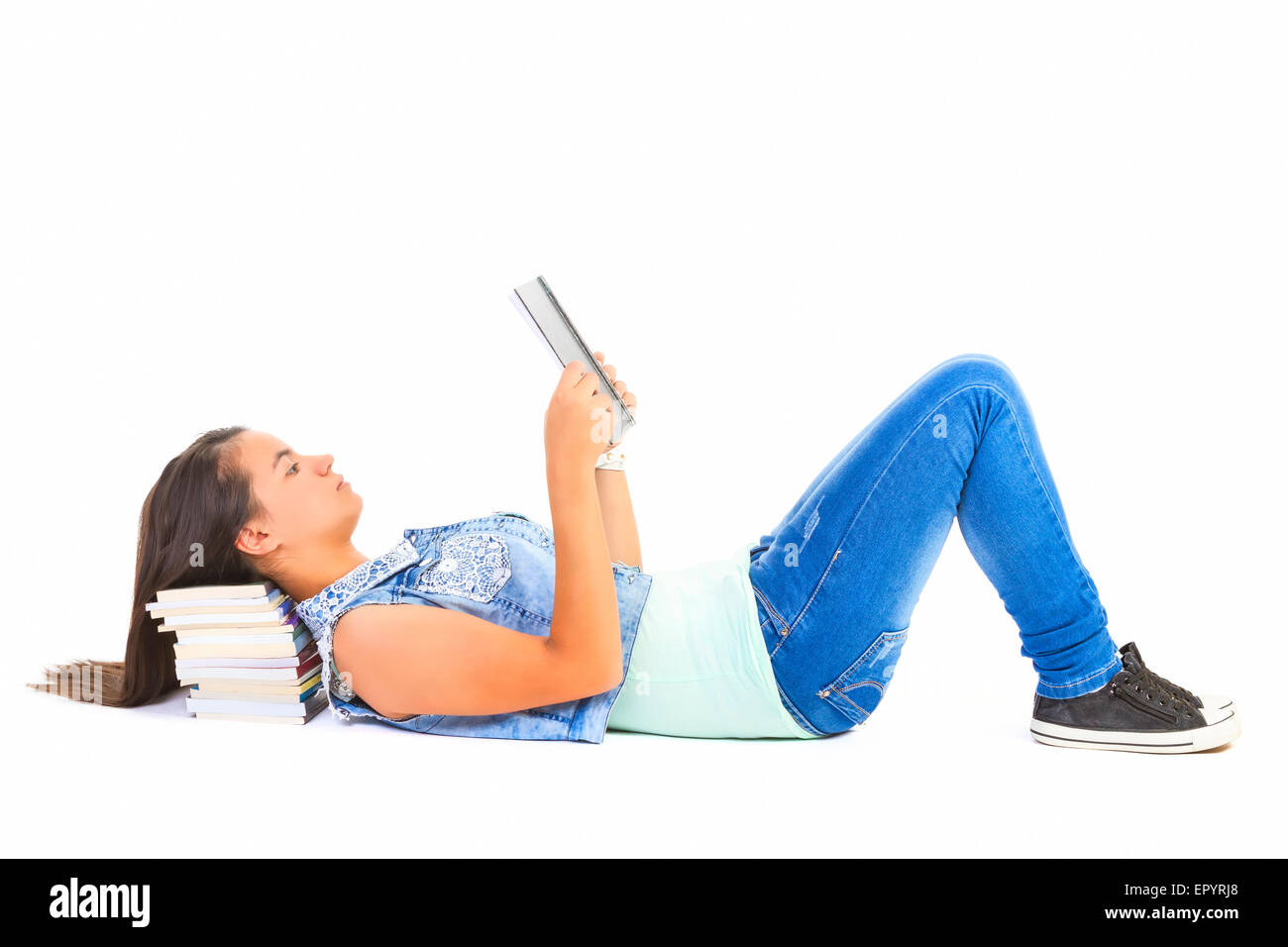 Adolescent girl reading book isolé sur fond blanc Banque D'Images