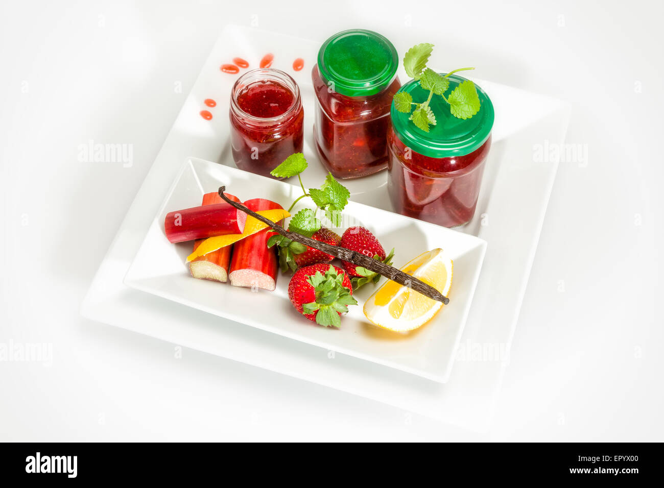 Confiture de fraises, rhubarbe, vanille et citron Banque D'Images