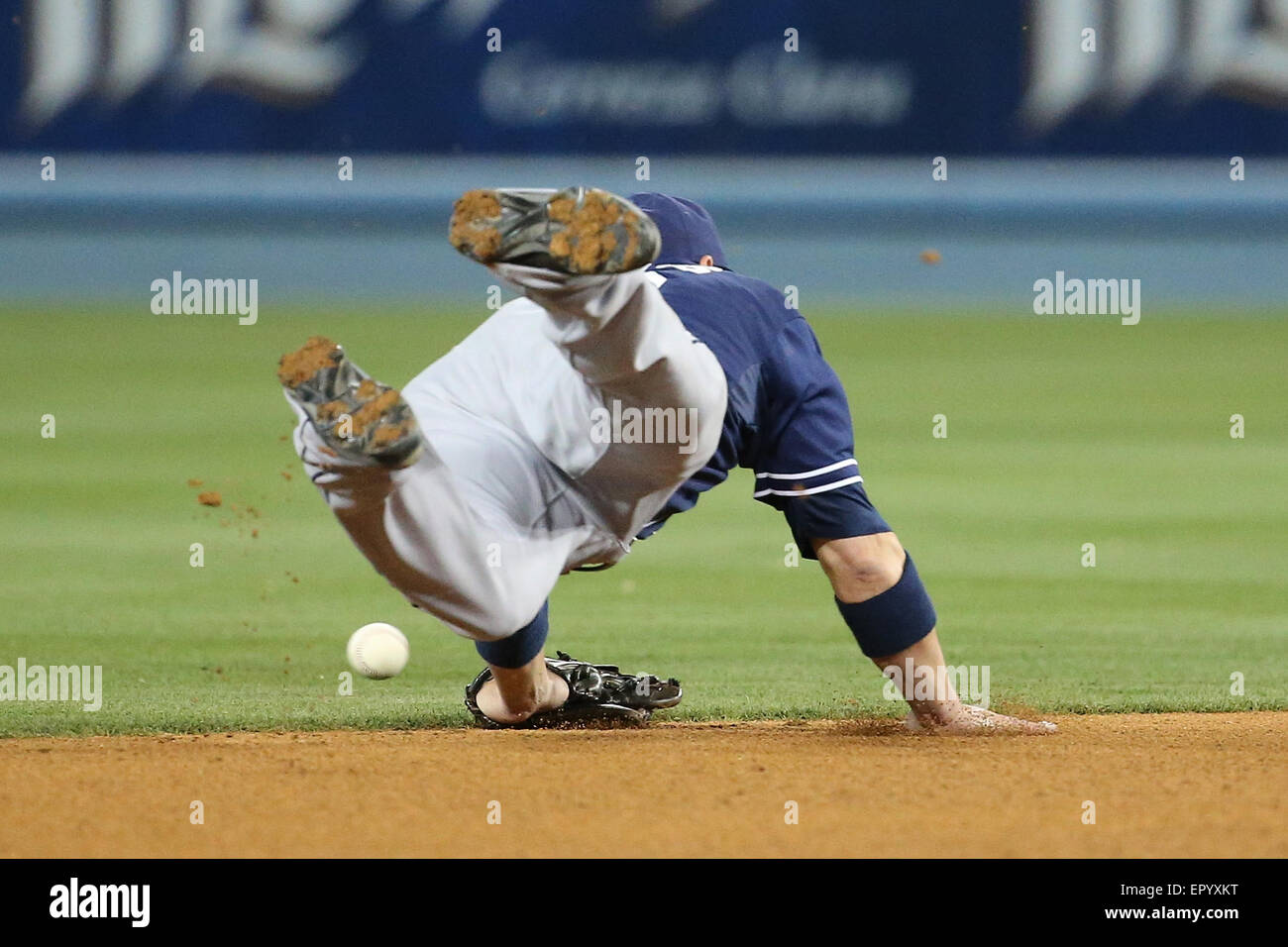 Los Angeles, CA, USA. 22 mai, 2015. San Diego Padres shortstop Clint Barmes # 12 can't stop la Talonnette femme ESD dans le jeu entre le San Diego Padres et Les Dodgers de Los Angeles, le Dodger Stadium à Los Angeles, CA. Photographe : Peter Renner and Co © csm/Alamy Live News Banque D'Images