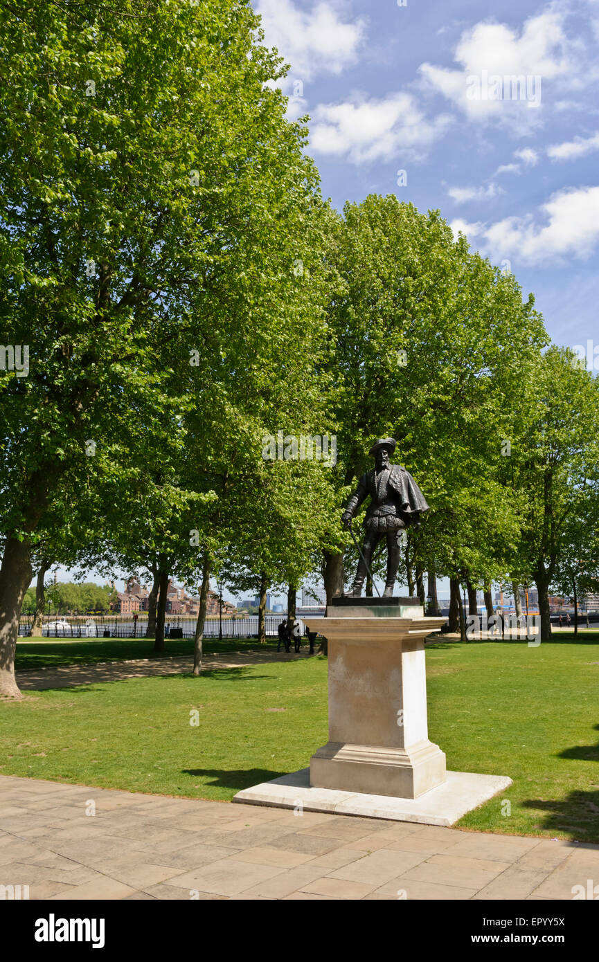 Une statue en bronze de Sir Walter Raleigh en dehors du musée maritime de Greenwich, Londres, Angleterre, Royaume-Uni. Banque D'Images