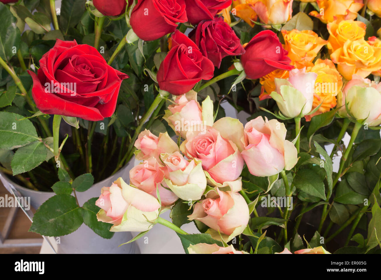 Un bouquet de roses rouges et jaunes Banque D'Images