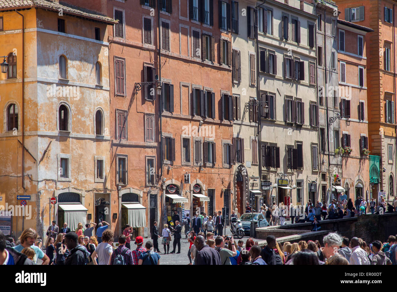 Les touristes envahissent les rues de Rome, près du Panthéon, Rome, Italie Banque D'Images