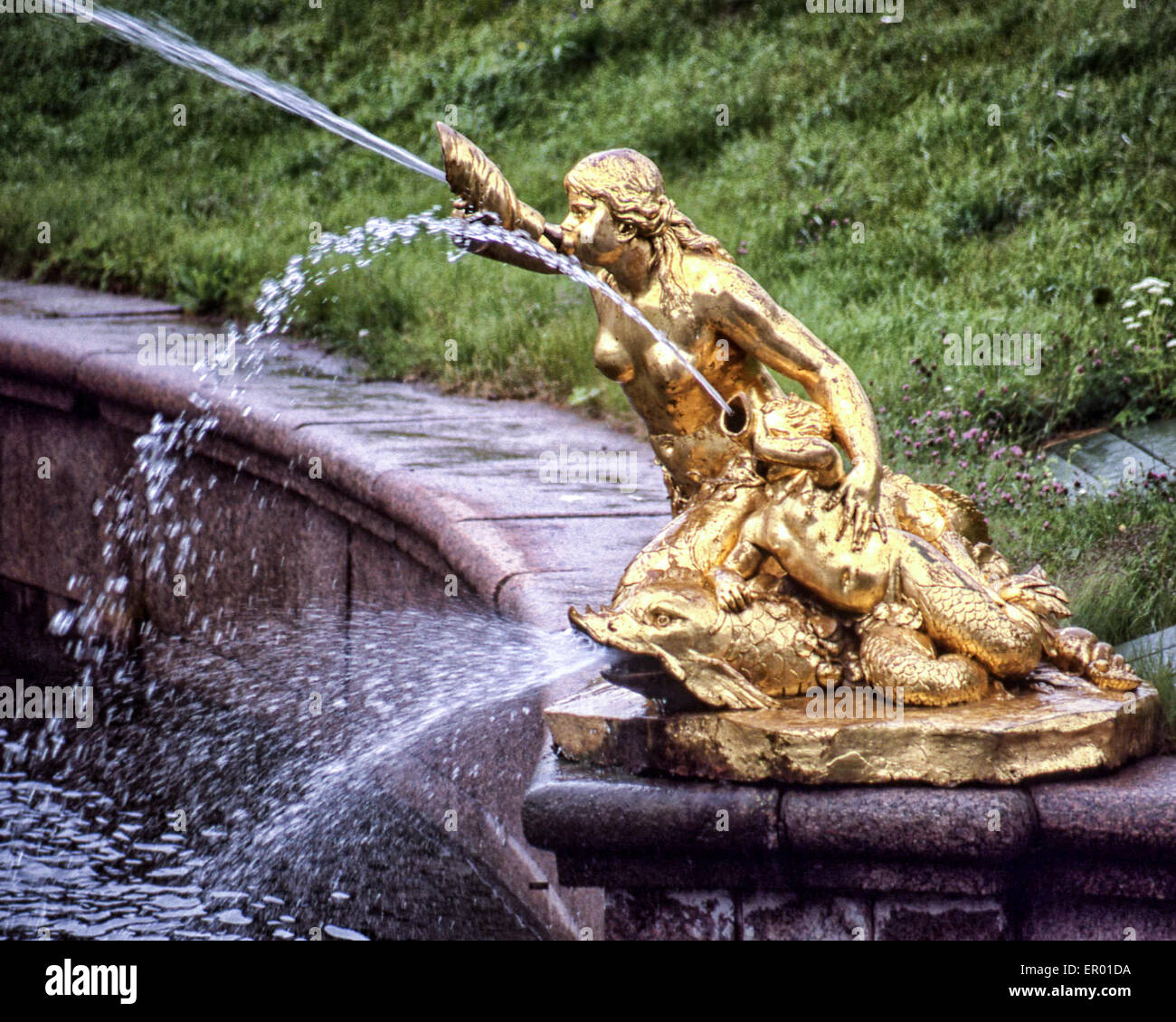 Saint-pétersbourg, Russie. 15 Juin, 1989. La Grande Cascade de Pierre le Grand, le Grand Palais de Peterhof est décorée avec des statues dorées de l'antiquité grecque et romaine de dieux et de héros, symbole de la victoire de la Russie sur la Suède dans la Grande Guerre du Nord (1700-21). L'un de Saint-pétersbourg les plus connus et les plus populaires attractions touristiques, le château et le parc de Peterhof (Petrodvorets), souvent appelé ''Le Versailles russe'', sont un site du patrimoine mondial de l'UNESCO. © Arnold Drapkin/ZUMA/Alamy Fil Live News Banque D'Images