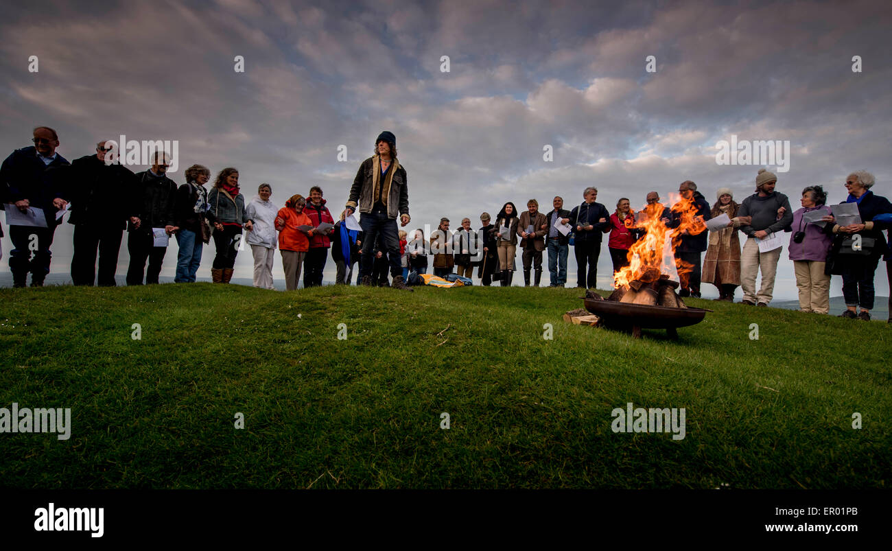 L'éclairage de Beacon Firle près de Lewes, par Rev Peter Owen-Jones. Une chaîne de balises ont été allumé dans tout le diocèse de Chichester ce soir que les églises se préparent à célébrer les flammes de la Pentecôte et de l'anniversaire de l'Eglise. L'éclairage des phares marquera également le lancement d'une stratégie à l'échelle diocésaine comme Diocèse anglican églises intensifier leur communication avec les communautés locales. 'Ce ne sont que quelques exemples des paroisses à organiser des événements qui rappellent les communautés qu'ils servent de la raison la Pentecôte est passé en premier lieu," dit l'évêque de Lewes, Richard Jackson. Banque D'Images