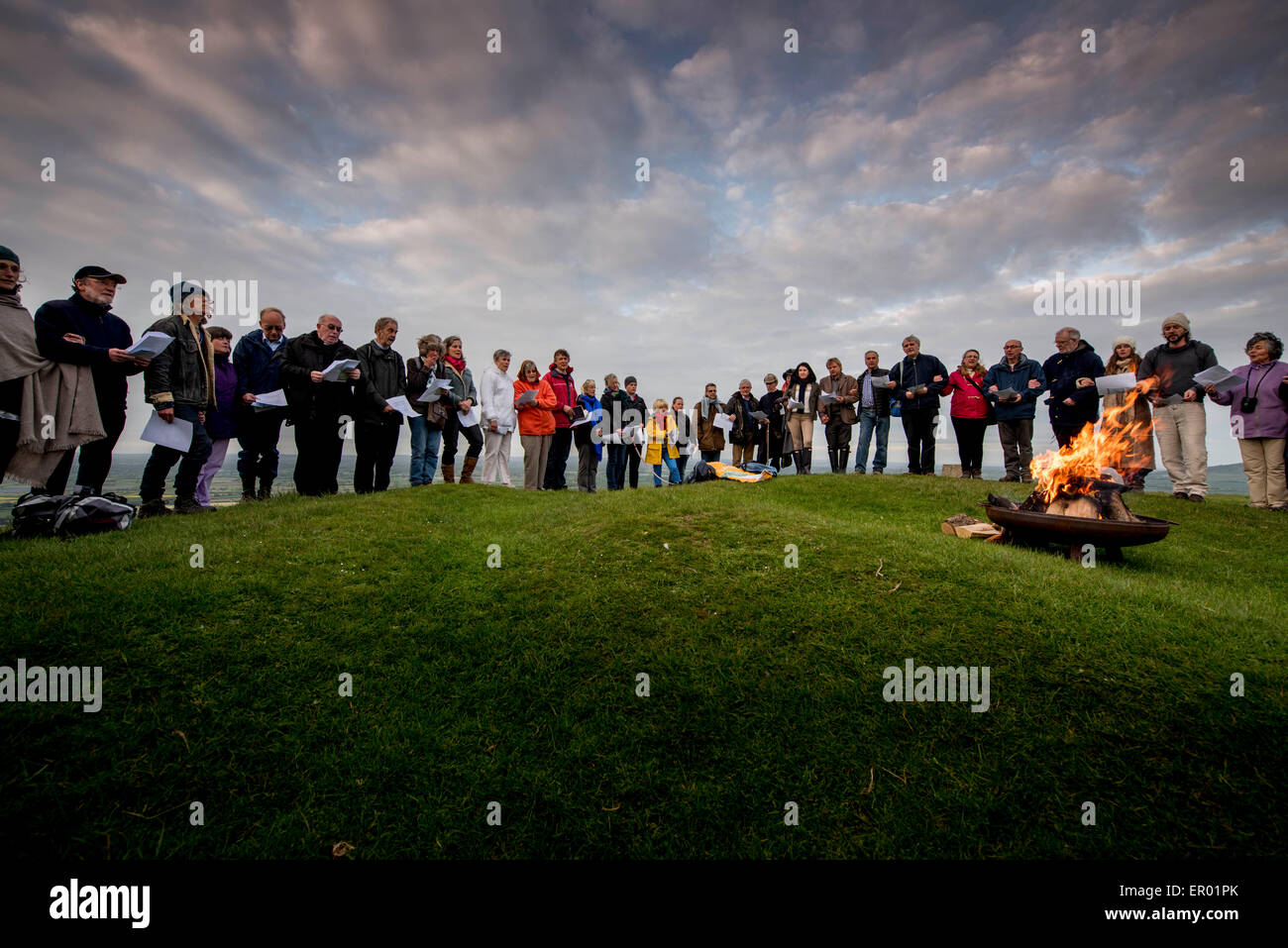 L'éclairage de Beacon Firle près de Lewes, par Rev Peter Owen-Jones. Une chaîne de balises ont été allumé dans tout le diocèse de Chichester ce soir que les églises se préparent à célébrer les flammes de la Pentecôte et de l'anniversaire de l'Eglise. L'éclairage des phares marquera également le lancement d'une stratégie à l'échelle diocésaine comme Diocèse anglican églises intensifier leur communication avec les communautés locales. 'Ce ne sont que quelques exemples des paroisses à organiser des événements qui rappellent les communautés qu'ils servent de la raison la Pentecôte est passé en premier lieu," dit l'évêque de Lewes, Richard Jackson. Banque D'Images