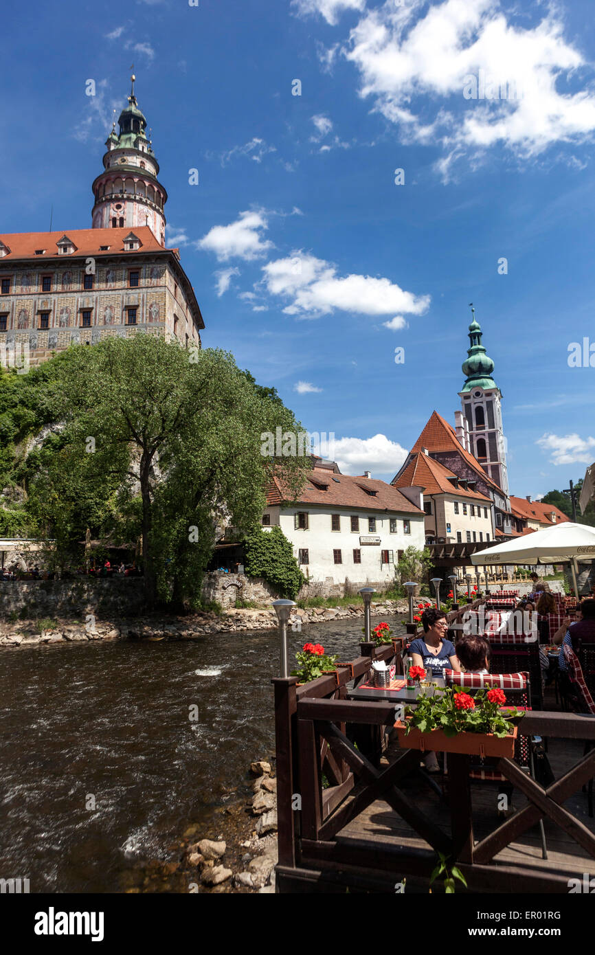 Les gens dans le restaurant de la rivière Vltava et très belle vue sur le château de Cesky Krumlov République Tchèque Europe Tourisme Banque D'Images