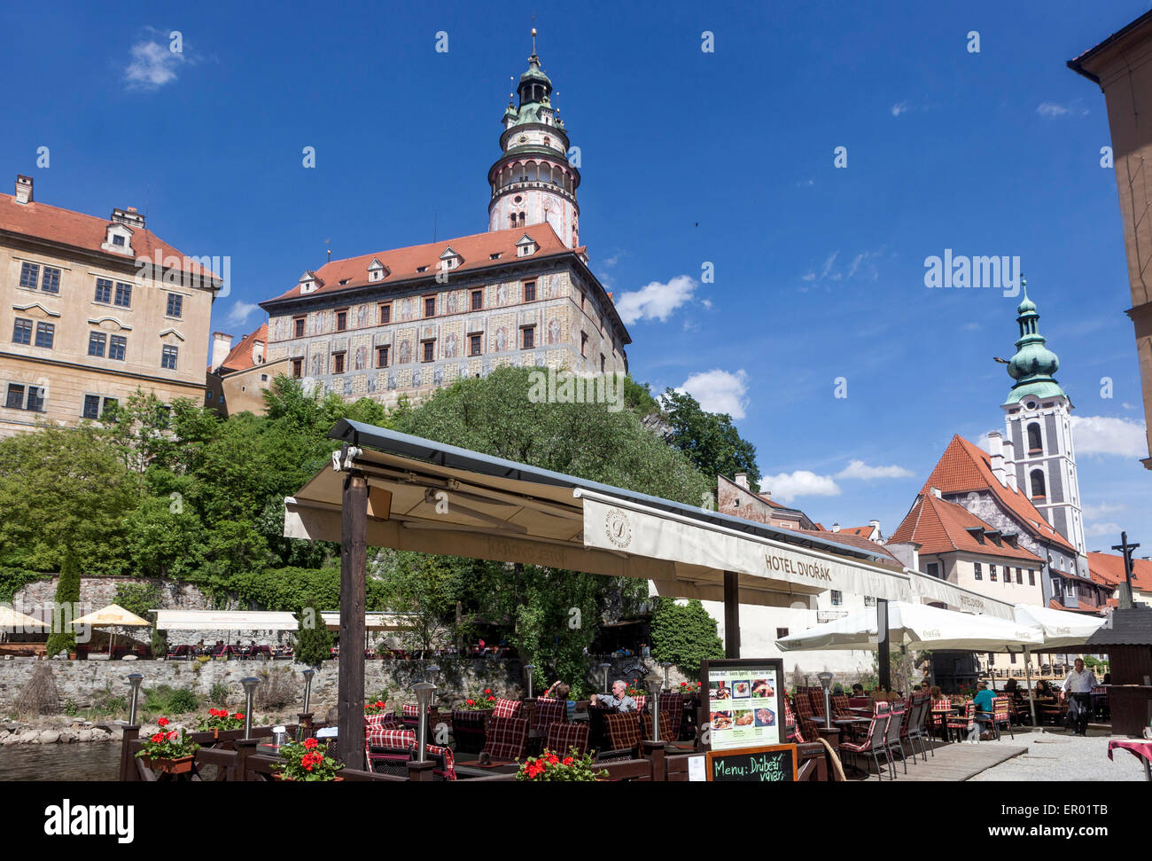 Les gens en restaurant en dessous du château de Cesky Krumlov République Tchèque Europe Tourisme Banque D'Images