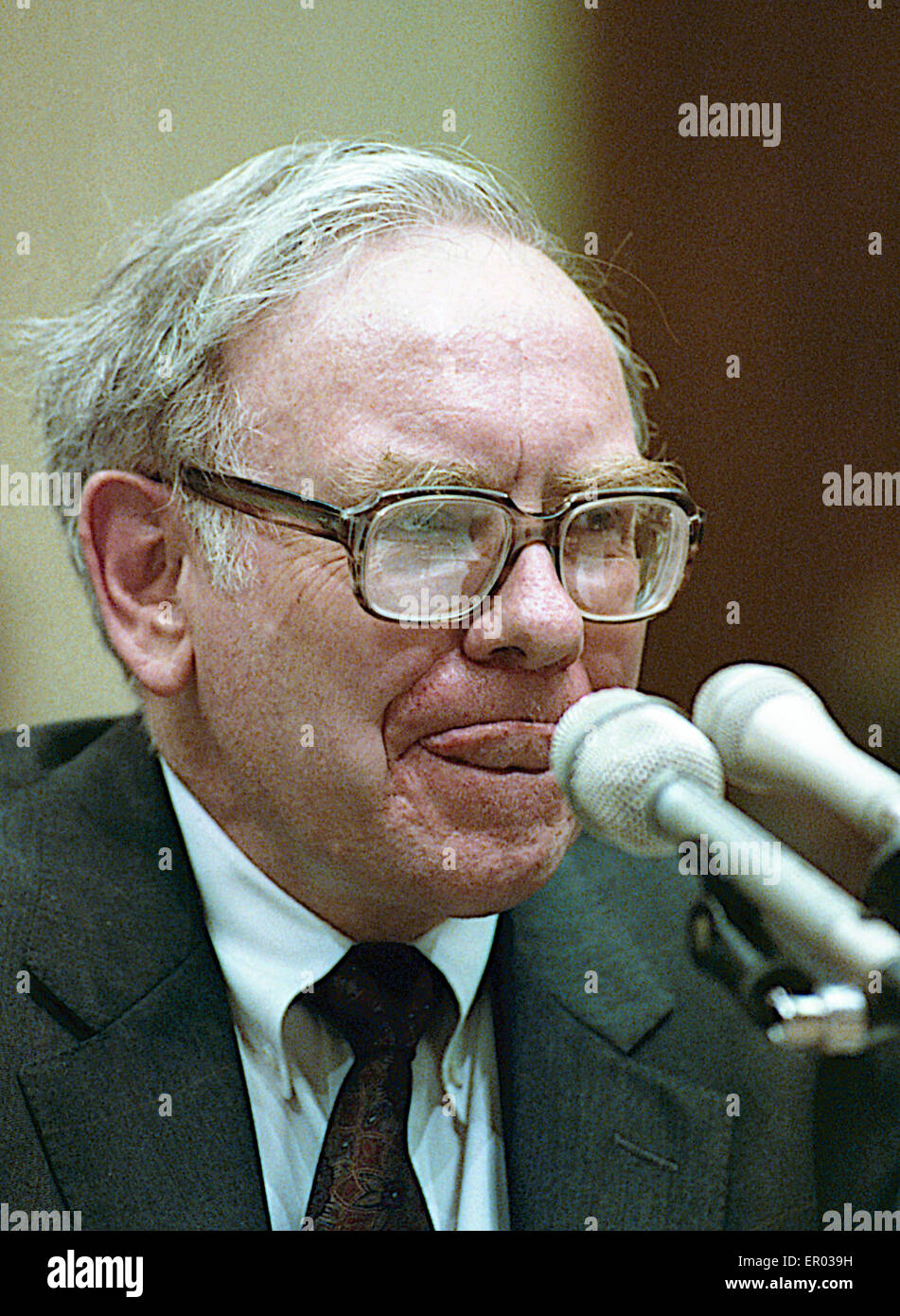 Warren Buffet, témoigne devant la maison Sous-comité des finances au sujet  de la société Salomon Brothers scandale Photo Stock - Alamy
