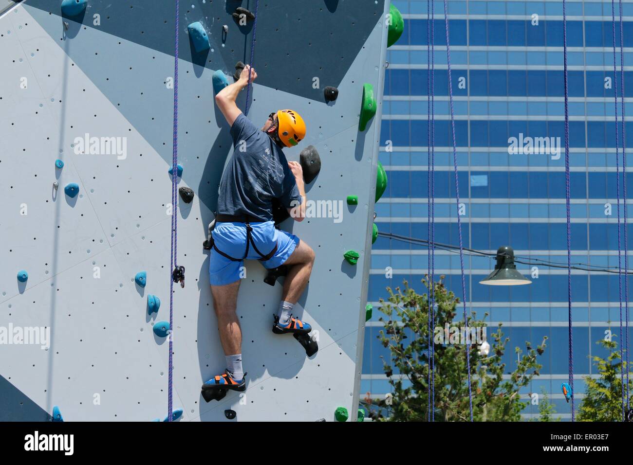 Chicago, USA. 23 mai, 2015. Une belle journée de printemps réunit les grimpeurs et ceux qui souhaitent apprendre à l'Malkin-Sacks les murs d'escalade dans la région de Maggie Daley Park. Credit : Todd Bannor/Alamy Live News Banque D'Images