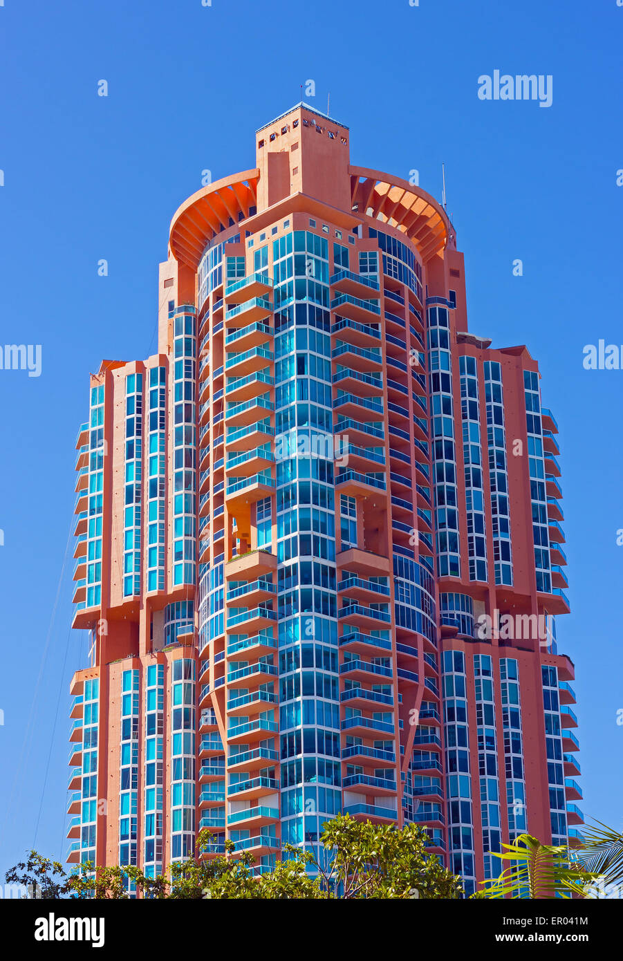 Un grand bâtiment à Miami Beach, près de l'océan. Banque D'Images