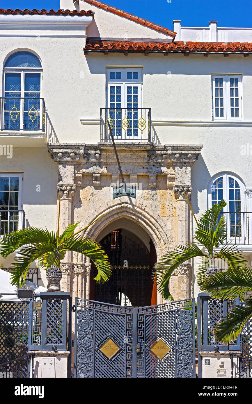 La chambre avec un beau portail en fer forgé. Banque D'Images