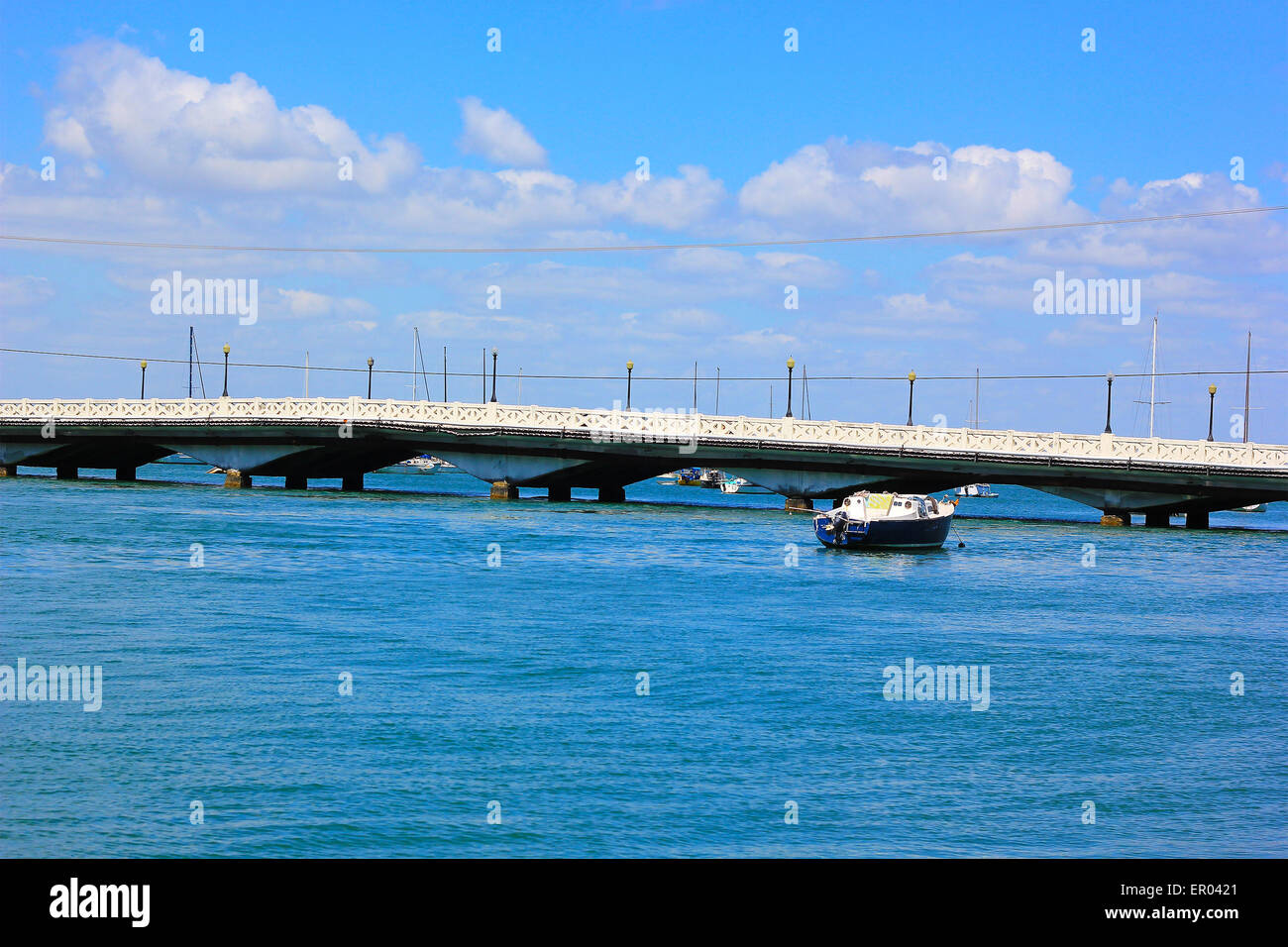 Pont de Miami Beach et des bateaux. Banque D'Images