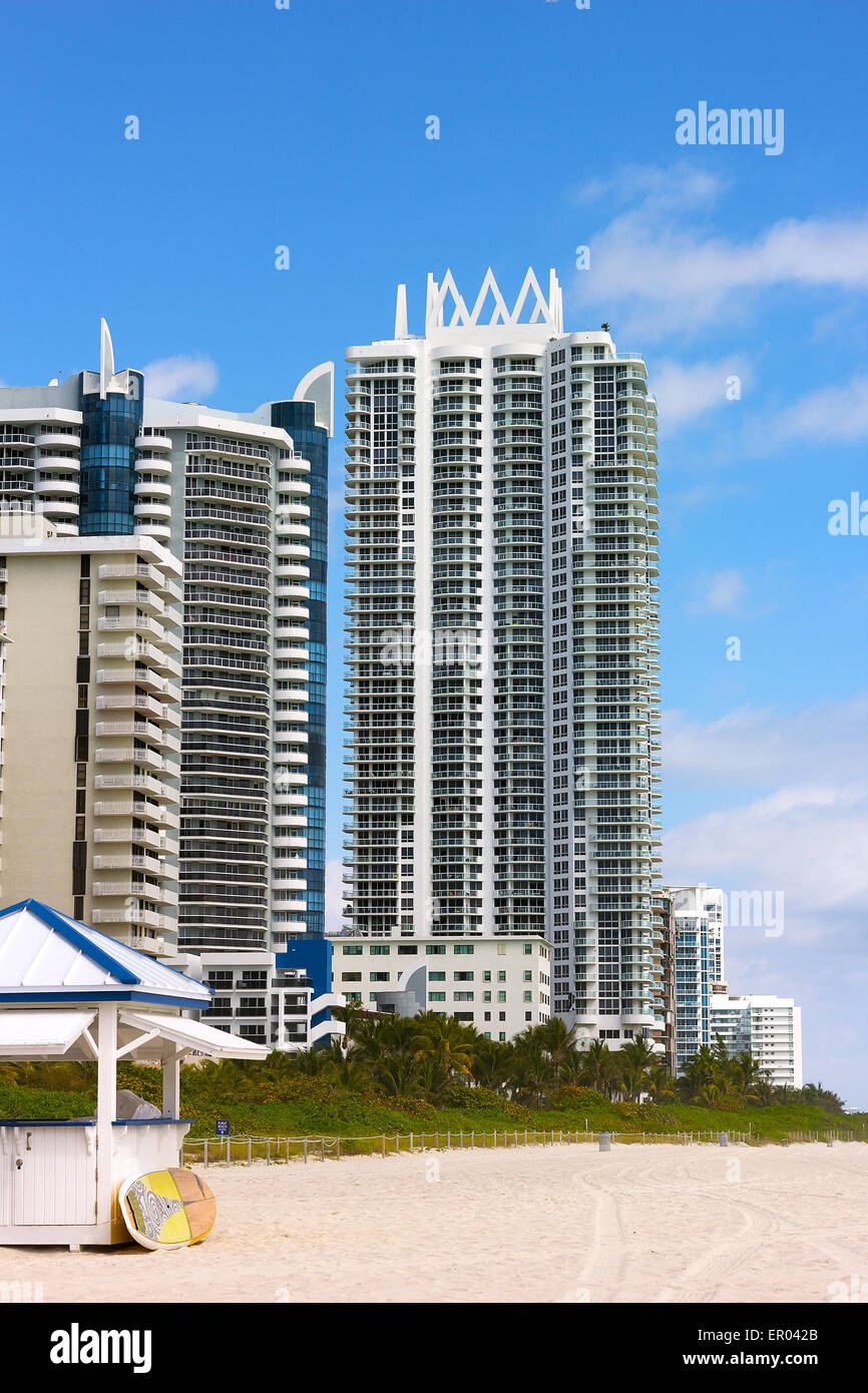 Miami Beach, Floride, l'architecture moderne des bâtiments le long de la plage. Banque D'Images