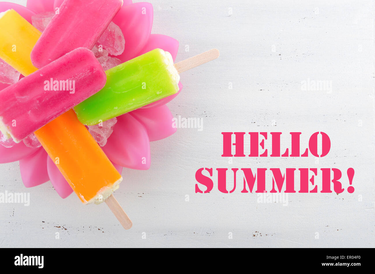 L'été est ici concept avec une couleur vive pop de glace, glaces avec Hello Summer texte. Banque D'Images