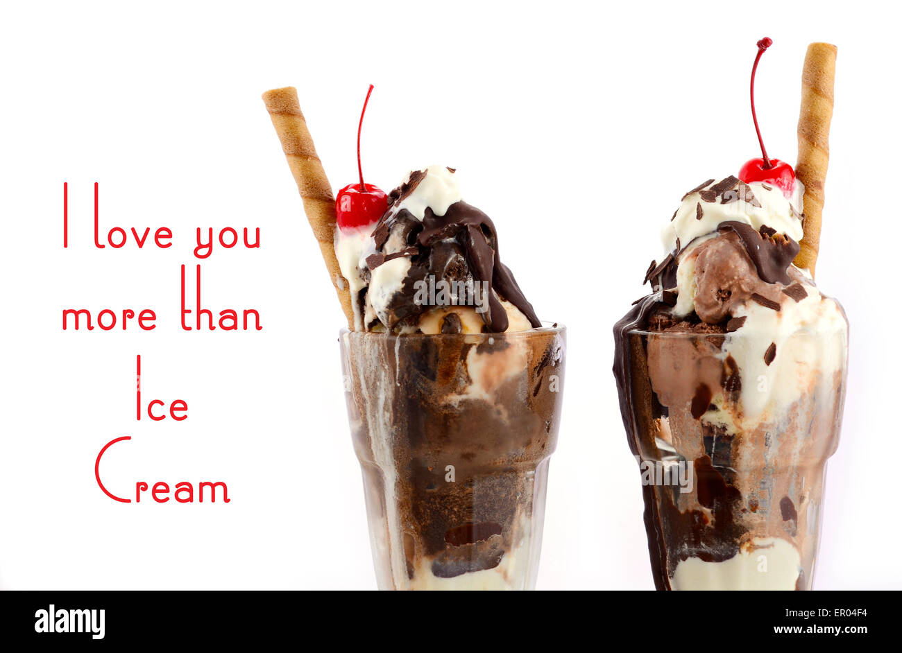 Je t'aime plus que la crème glacée avec de la crème glacée sundae décadent sur fond de bois blanc et un exemple de texte. Banque D'Images