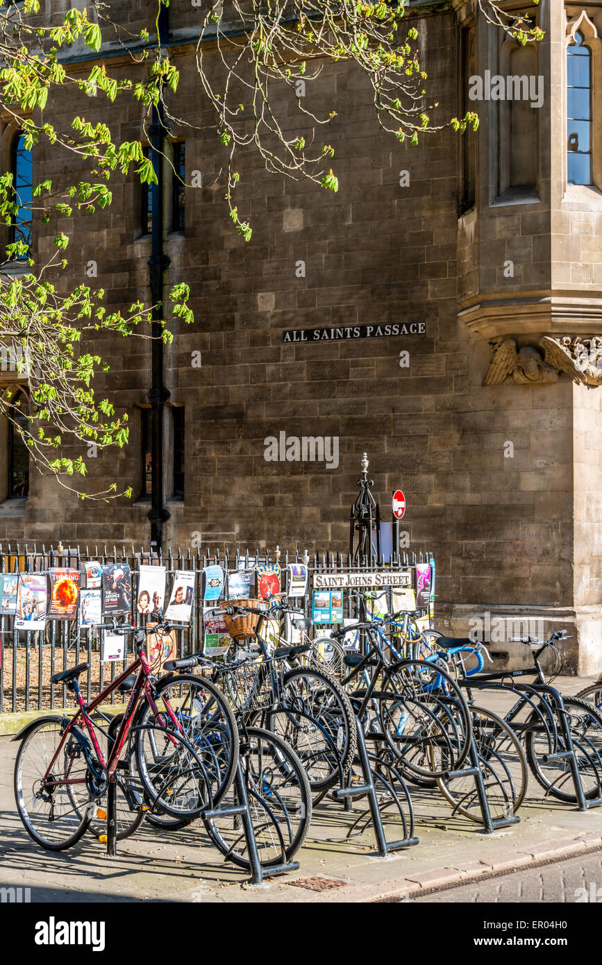 Les vélos garés sur Saint Johns Street, Cambridge, Royaume-Uni Banque D'Images