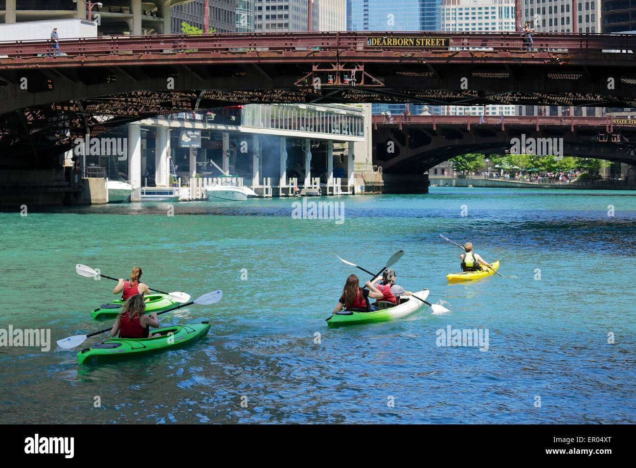 Chicago, USA 23 mai 2015. Kayaks plis la rivière Chicago Dearborn près du pont de la rue. La rivière est connue pour la "Chicago" Bascule pont-levis que span. Credit : Todd Bannor/Alamy Live News Banque D'Images