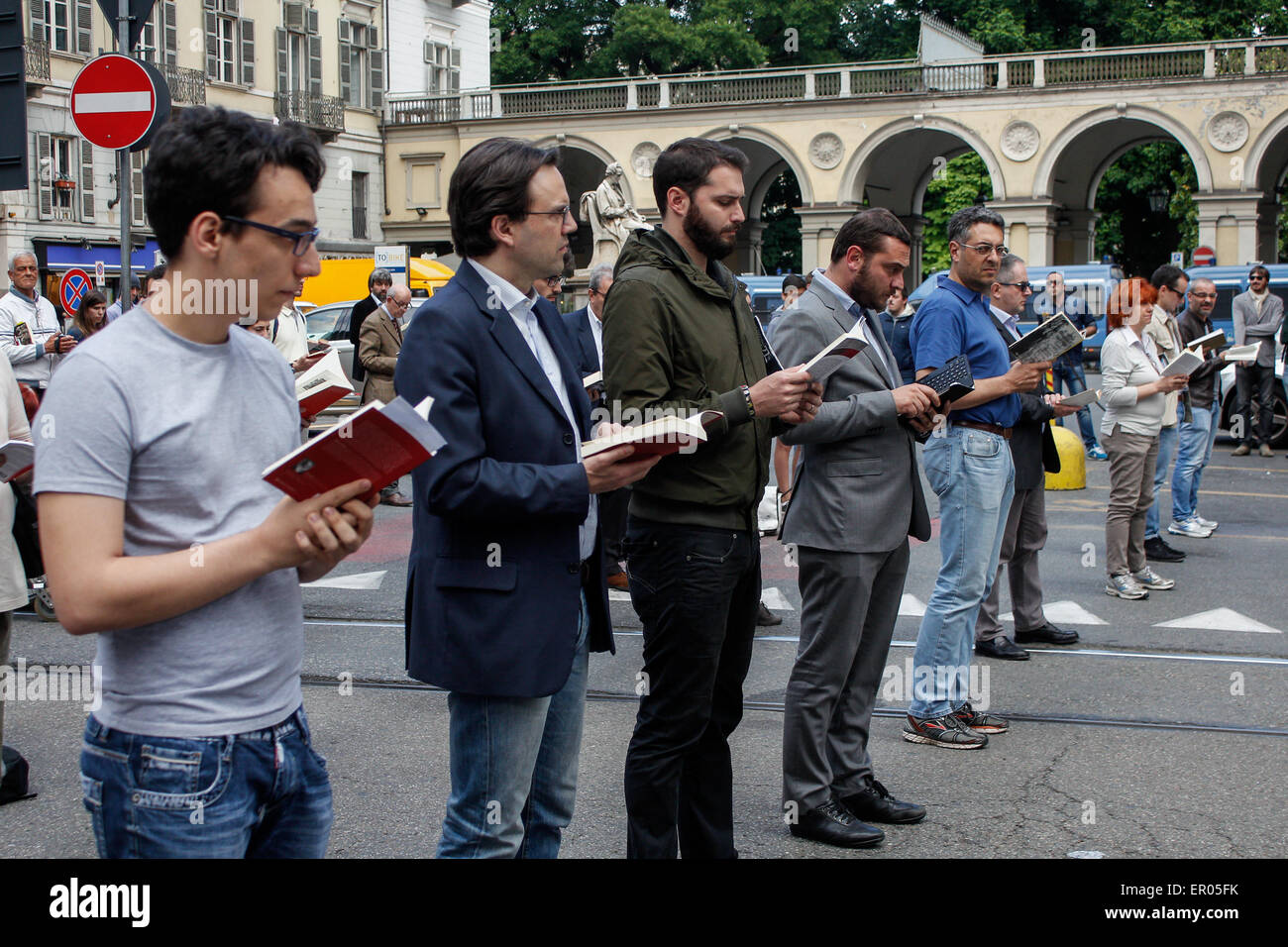 Turin, Italie. 23 mai, 2015. Les Sentinelles debout pendant leur manifestation silencieuse contre le projet de loi Scalfarotto et genre la théorie. En photo, avec un manteau vert foncé, le directeur régional des frères d'Italie Maurizio Marrone. Crédit : Elena Aquila/Pacific Press/Alamy Live News Banque D'Images