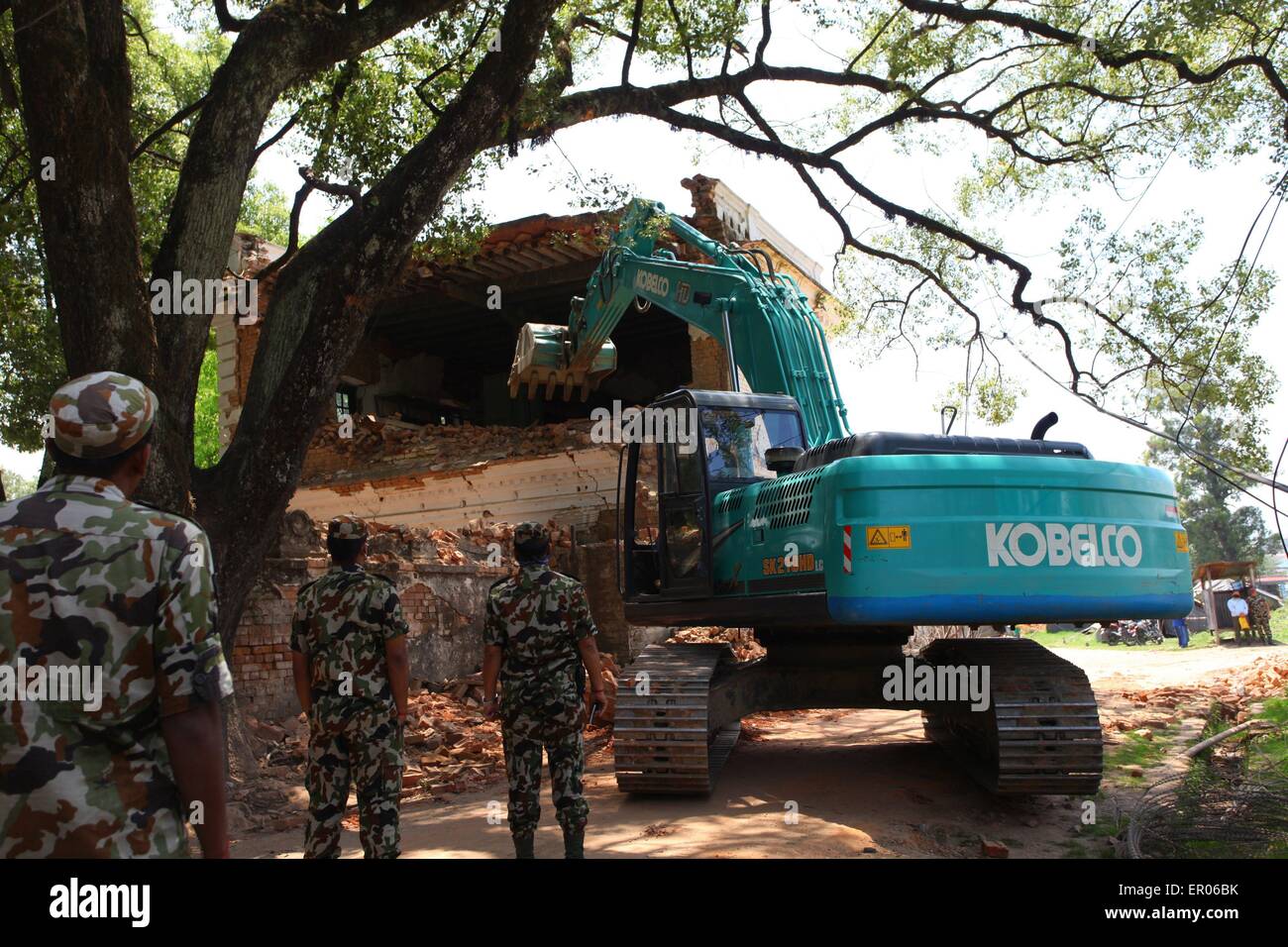 Katmandou, Népal. 23 mai, 2015. Le personnel de l'armée népalaise démolir une maison endommagée à Katmandou, Népal, 23 mai 2015. Au Népal, la police de l'Armée personnel et la population locale a commencé à démolir des maisons endommagées afin de prévenir d'autres accidents. Credit : Sunil Sharma/Xinhua/Alamy Live News Banque D'Images