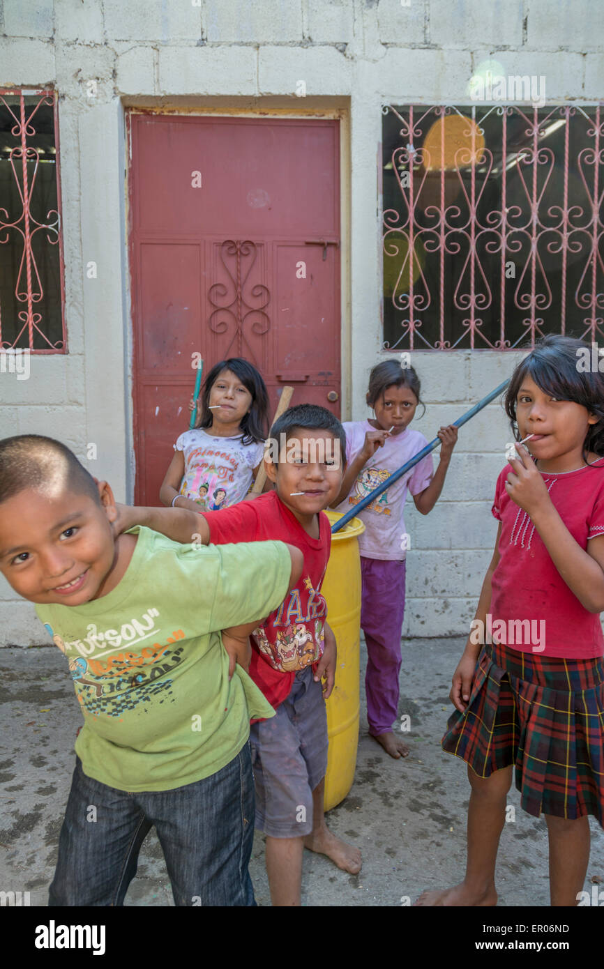 Enfants guatémaltèques à leur école de village Banque D'Images