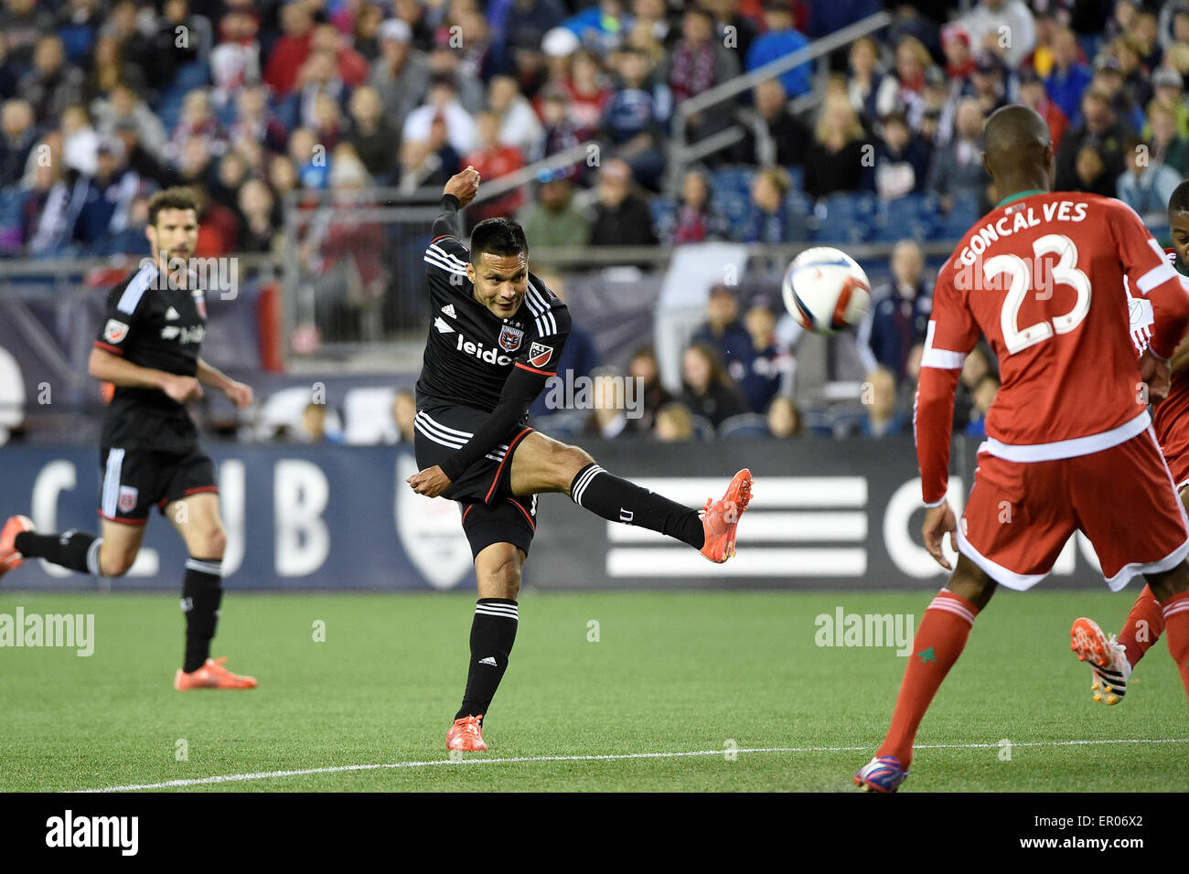 Foxborough, Massachusetts, USA. 23 mai, 2015. D.C. United Jairo Arrieta (19) prend un tir pendant la MLS match entre DC United et le New England Revolution tenue au Stade Gillette à Foxborough dans le Massachusetts. Le New England Revolution et D.C. United terminé le match à égalité 1-1. Eric Canha/CSM/Alamy Live News Banque D'Images