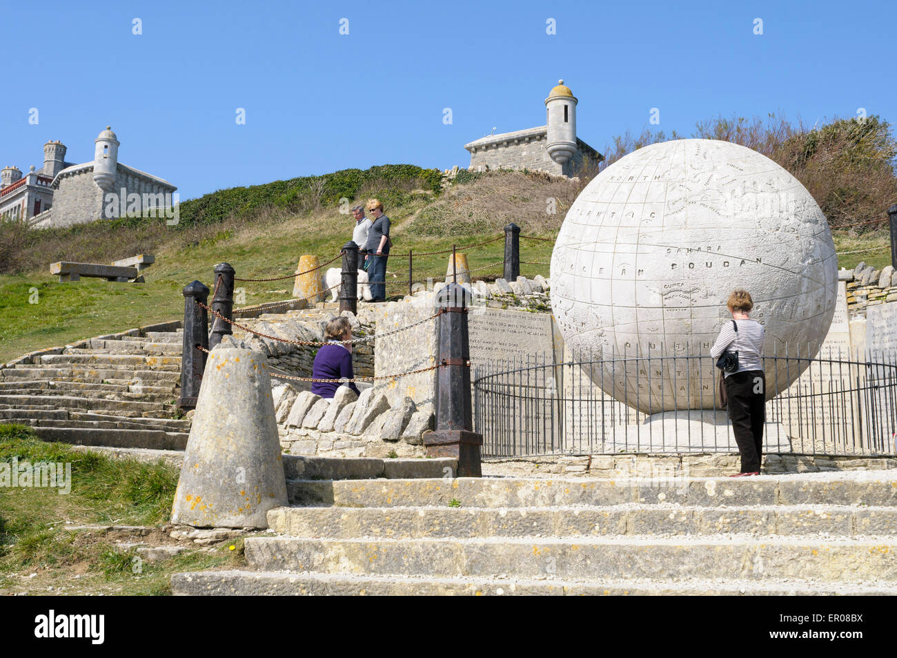 La grande discussion sur les touristes, Globe Parc Durlston Country, Swanage, Dorset, Angleterre. Banque D'Images