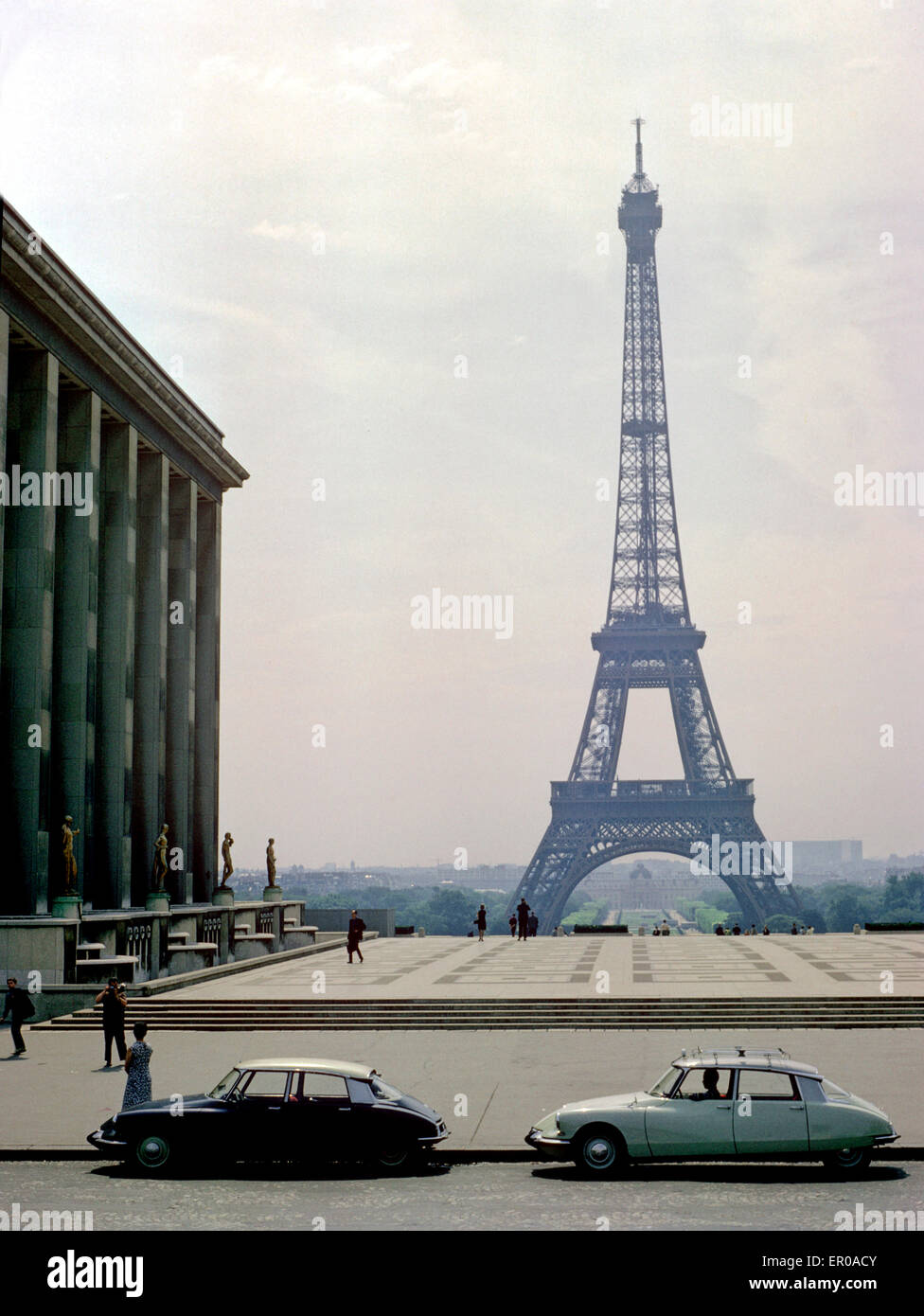 Citroën DS deux voitures garées par la Tour Eiffel, Paris, France - 1960 Banque D'Images