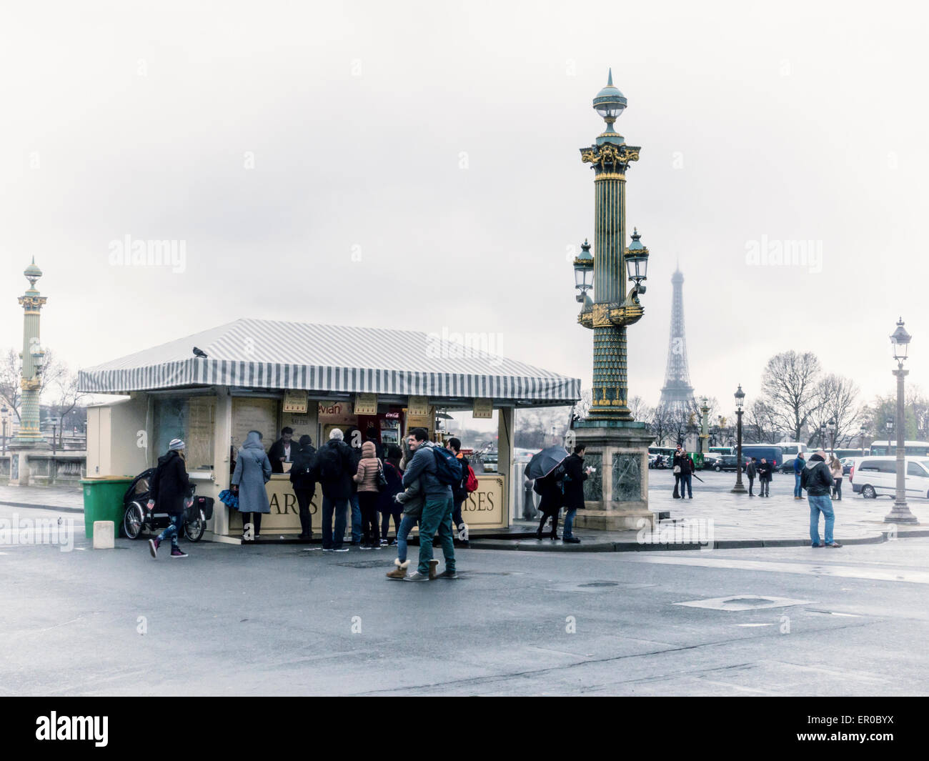 Paris, Place de la Concorde buvette, des touristes, des lampadaire et distant Tour Eiffel Banque D'Images