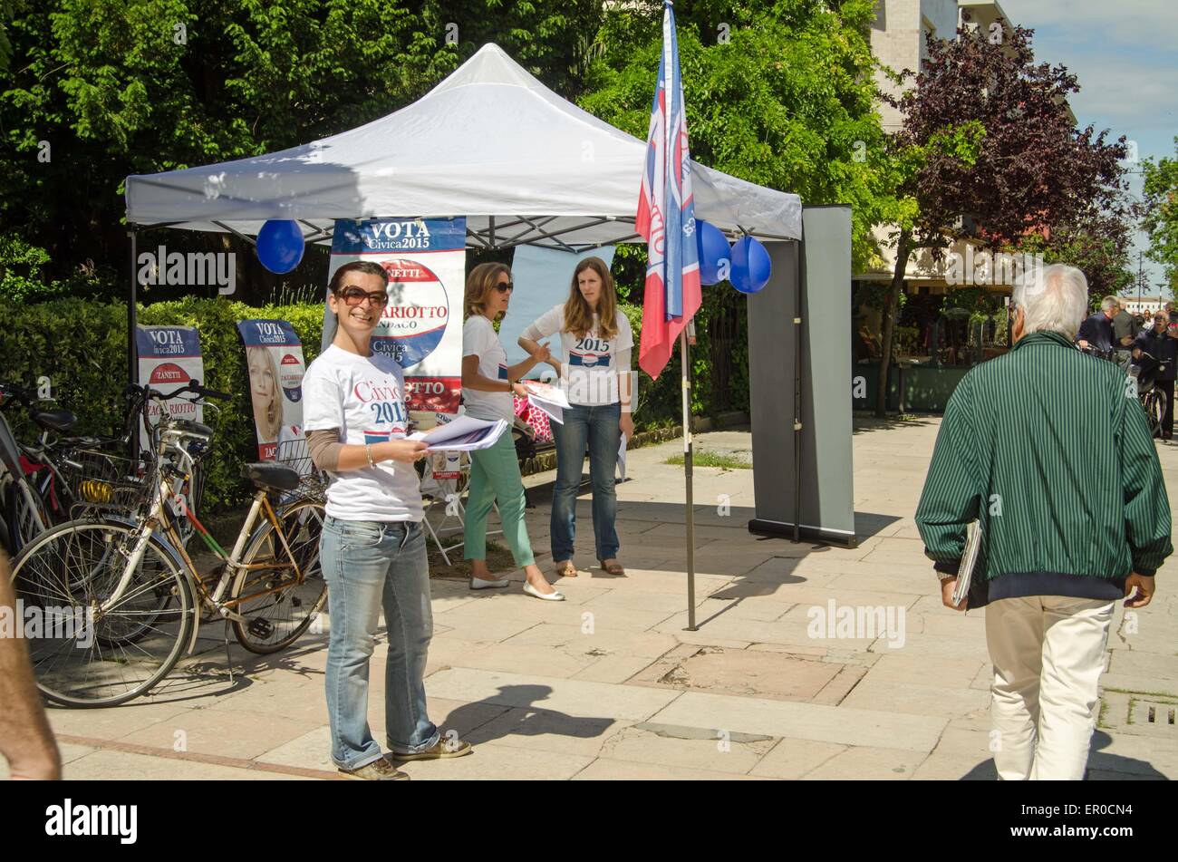 Venise, Italie - 24 MAI 2015 : un candidat à la mairie de La Francesca Zaccariotto distribution de tracts aux électeurs Banque D'Images