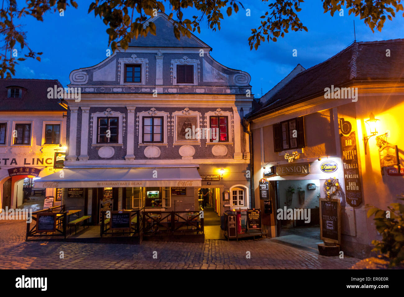 Sidewalk cafe, restaurant, hôtel à la vieille ville historique de Cesky Krumlov, street, Bohême, République Tchèque Banque D'Images