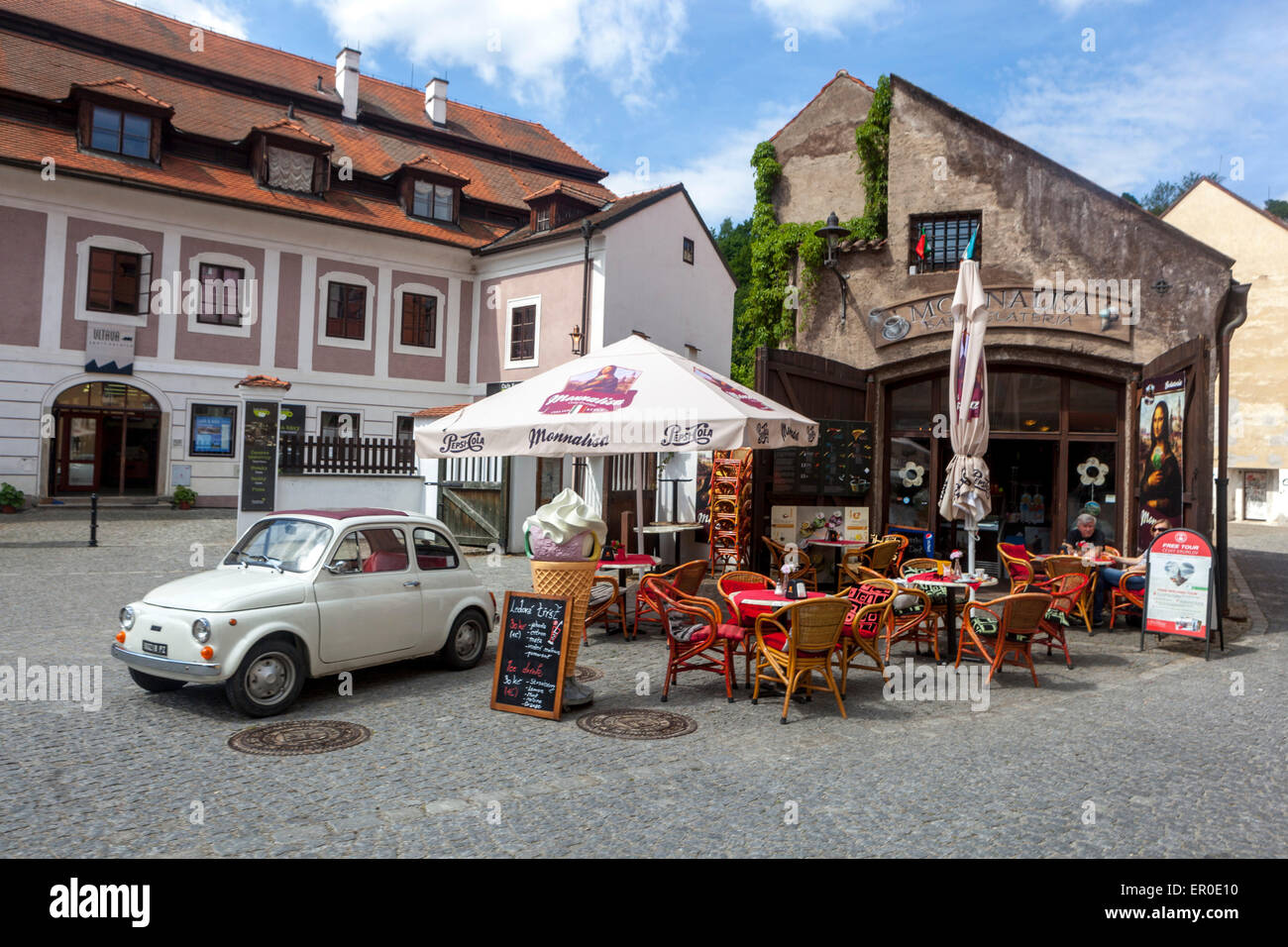 Cesky Krumlov café dans la vieille ville historique, Bohême, République Tchèque, UNESCO, scène de rue Banque D'Images