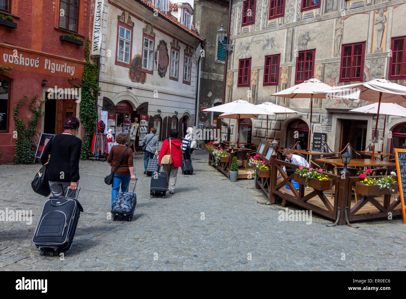 Gens touristes marchent avec des valises dans la vieille rue de la ville, Cesky Krumlov, République tchèque tourisme Bohême voyager Banque D'Images