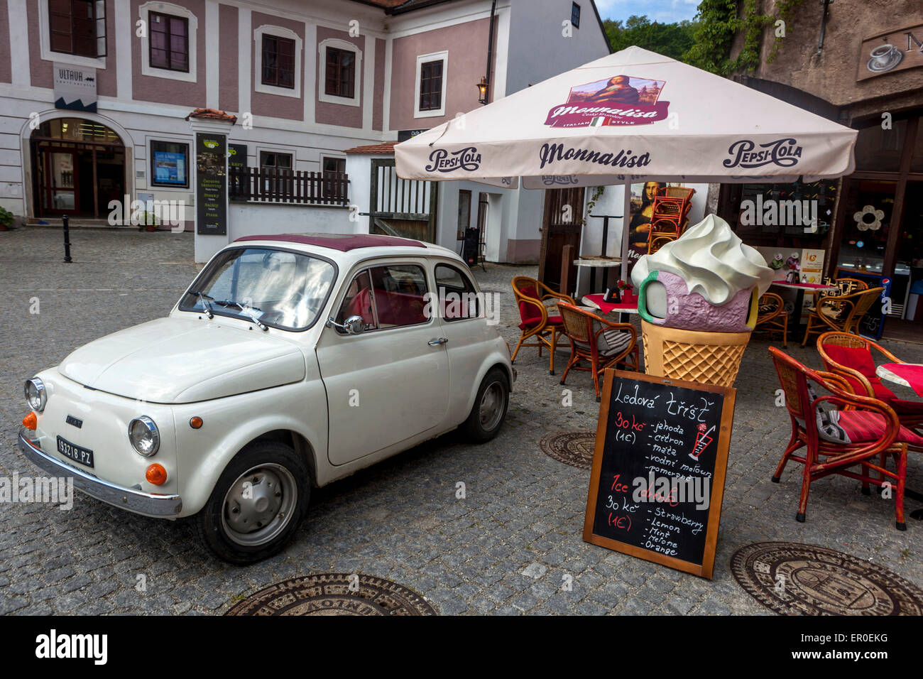Café avec terrasse dans la vieille ville historique de Cesky Krumlov, République tchèque, la Bohême de la rue, Banque D'Images
