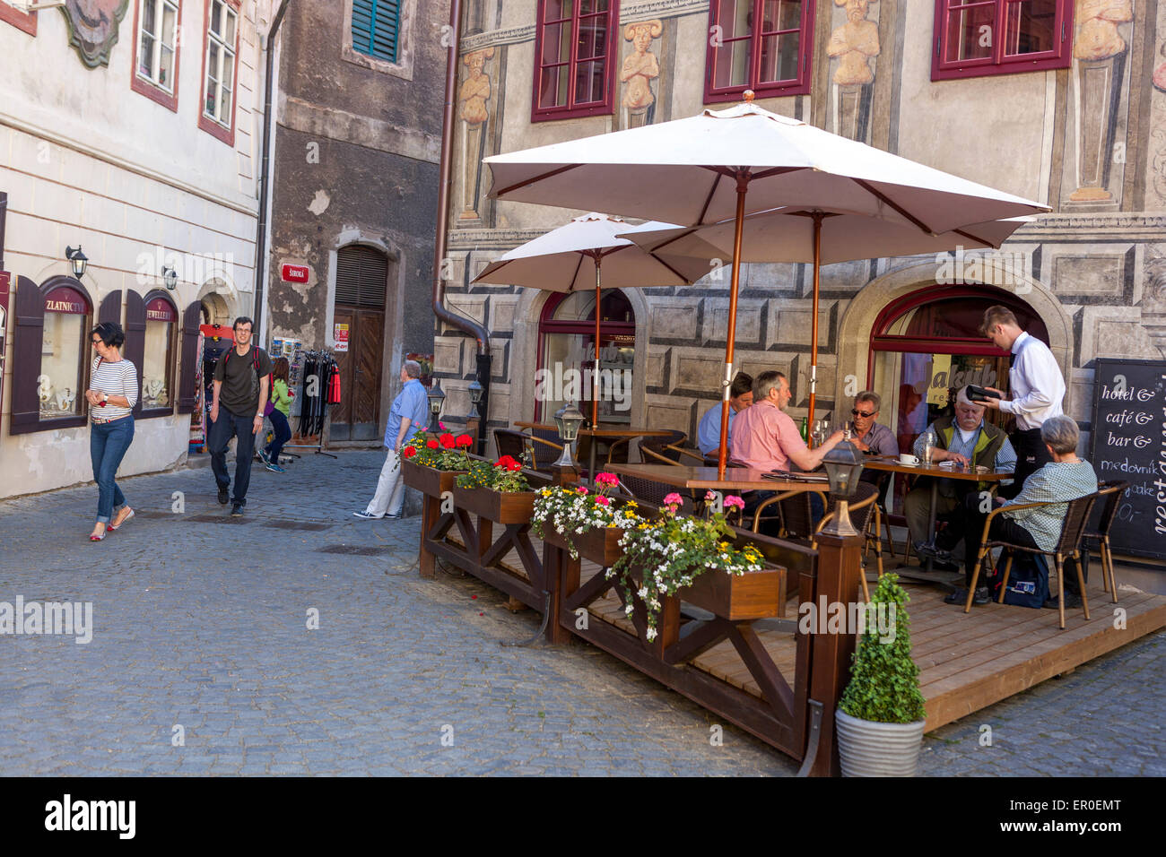 Les gens de la vieille ville historique de Cesky Krumlov, République tchèque Cafe Banque D'Images