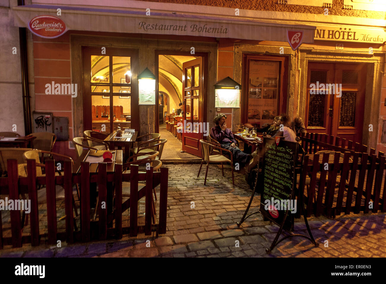Café avec terrasse dans la vieille ville historique de Cesky Krumlov, street, Bohême, République Tchèque Banque D'Images