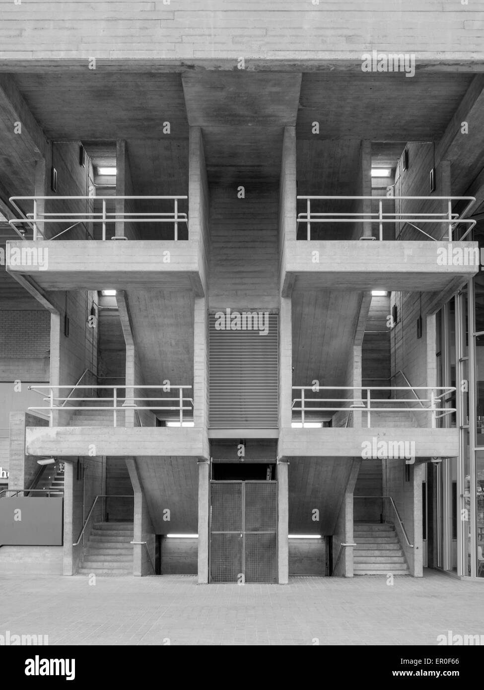Escaliers du bâtiment en noir et blanc Banque D'Images