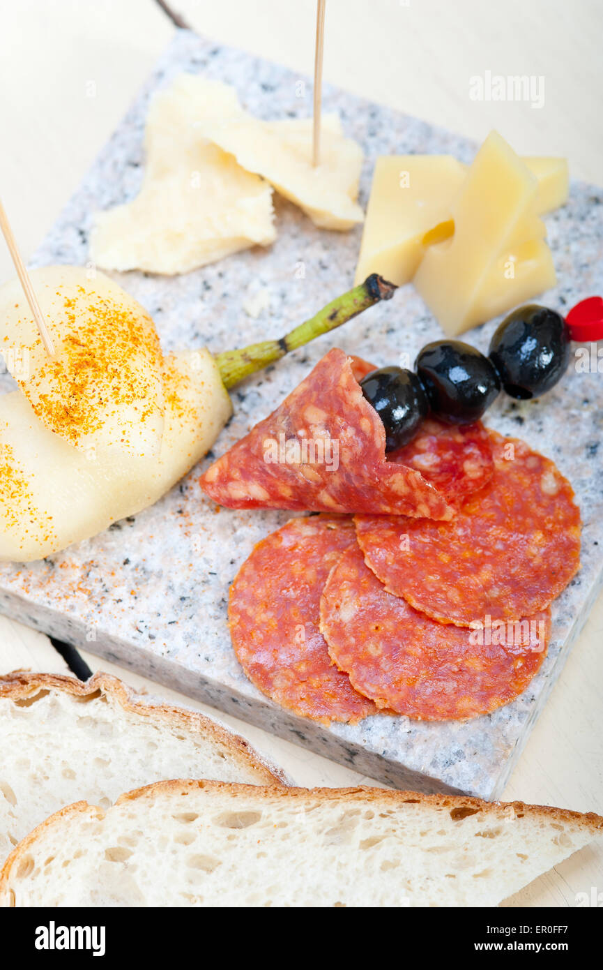 Cold Cut assortiment fromage salami et les poires fraîches Banque D'Images