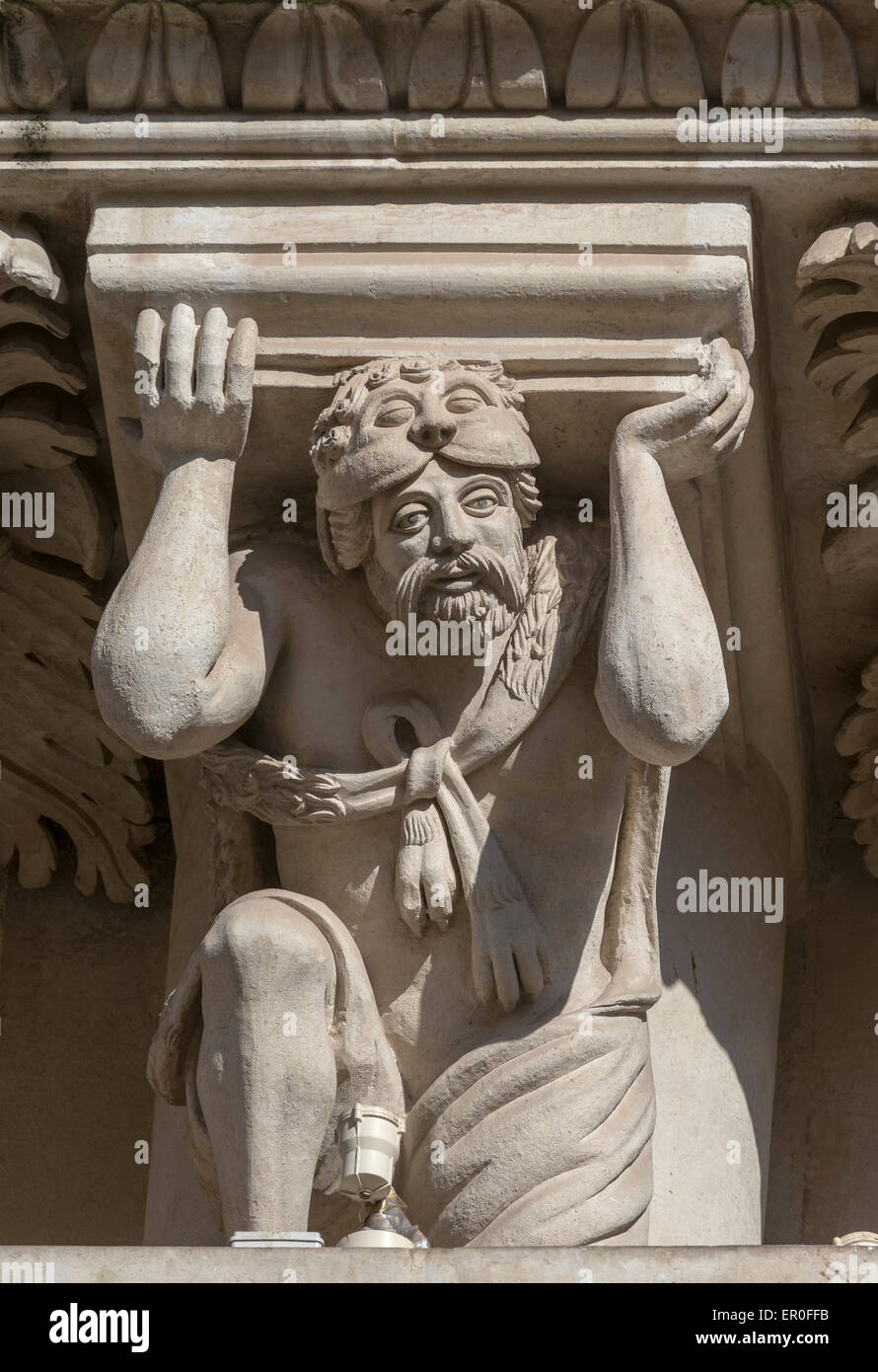 Détail de l'extérieur de la basilique Santa Croce de Lecce dans les Pouilles avec de riches sculptures Banque D'Images