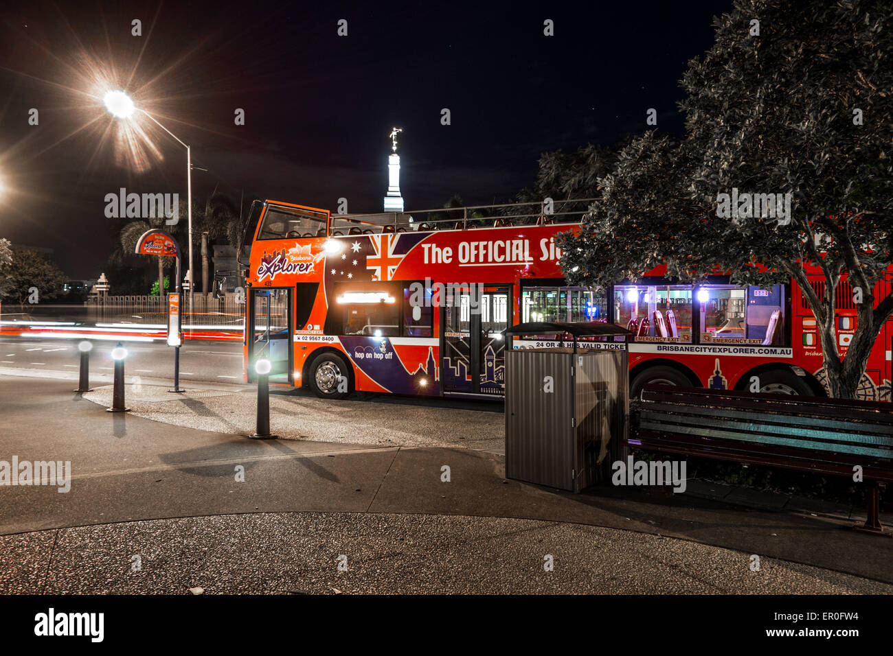Brisbane Explorer Bus de nuit avec Light Trails Banque D'Images
