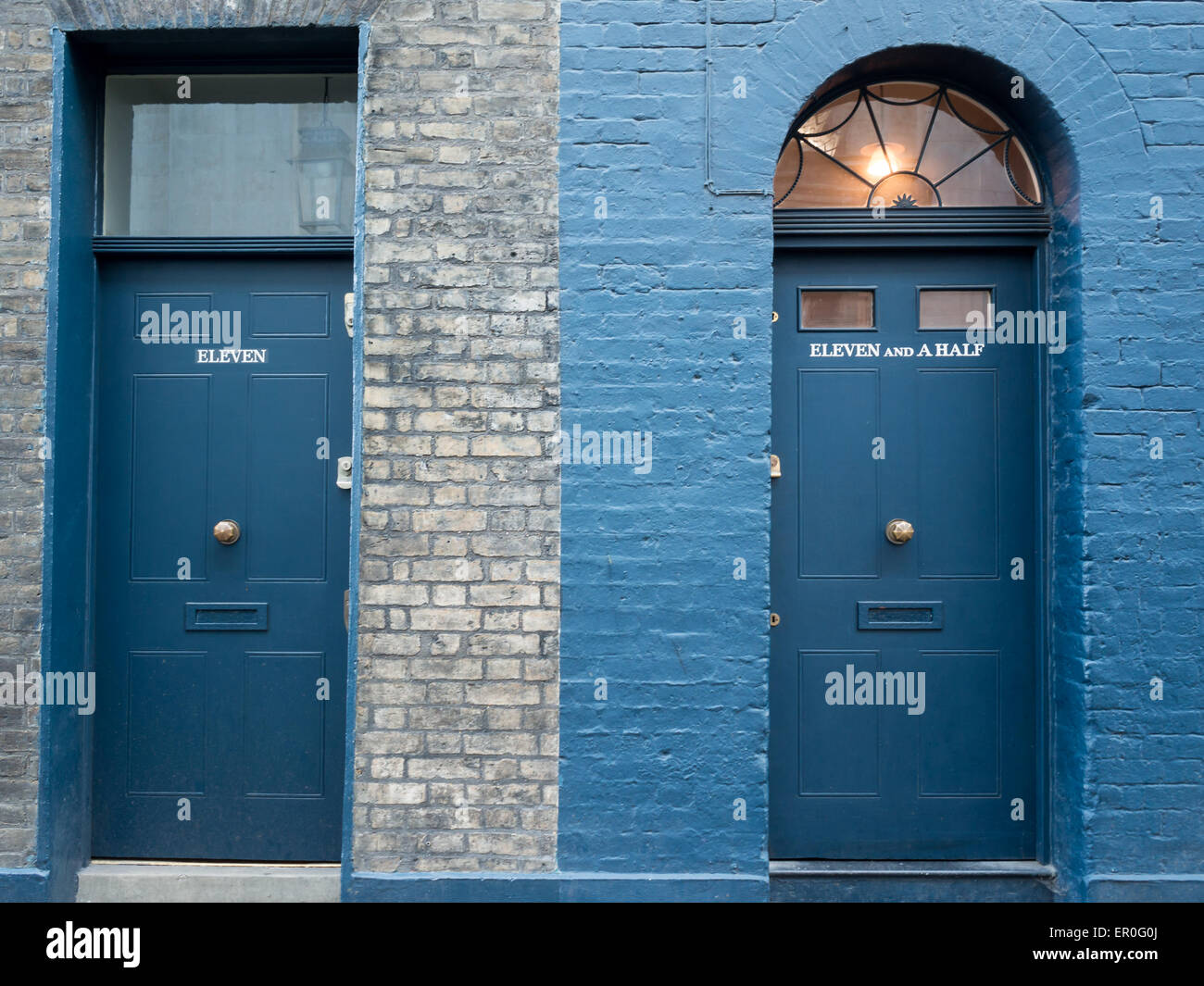 Ronds et carrés contrastés les portes supérieures en bleu et gris Banque D'Images