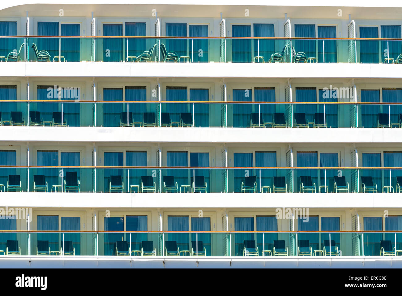 Balcons de cabine d'un navire de croisière moderne Banque D'Images