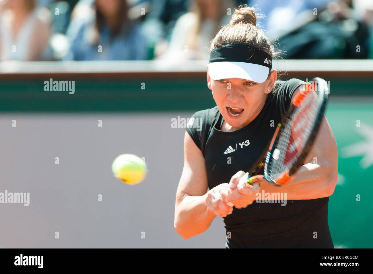 Paris, France. 24 mai, 2015. De la Roumanie : Simona en action dans un 1er tour match contre Evgeniya Rodina de la Russie le premier jour de l'Open de France 2015 Tournoi de tennis de Roland Garros à Paris, France. Gagné : 75 64. Credit : Cal Sport Media/Alamy Live News Banque D'Images