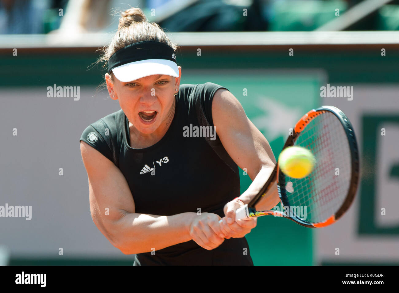 Paris, France. 24 mai, 2015. De la Roumanie : Simona en action dans un 1er tour match contre Evgeniya Rodina de la Russie le premier jour de l'Open de France 2015 Tournoi de tennis de Roland Garros à Paris, France. Gagné : 75 64. Credit : Cal Sport Media/Alamy Live News Banque D'Images