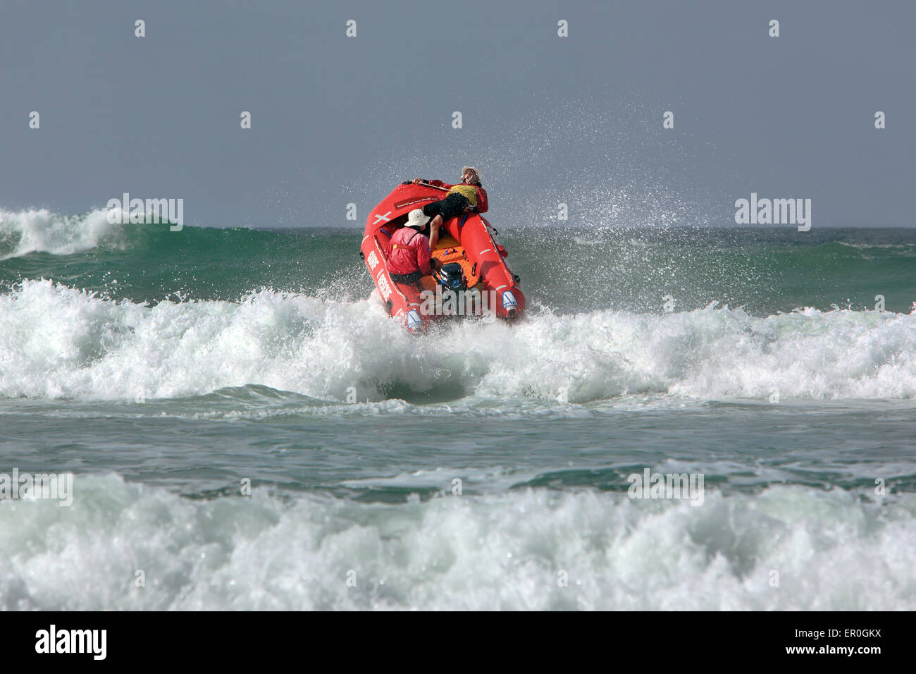 Lifesavers Surf avec des bateaux de sauvetage gonflable) sur la côte de surf à Victoria, en Australie. Banque D'Images