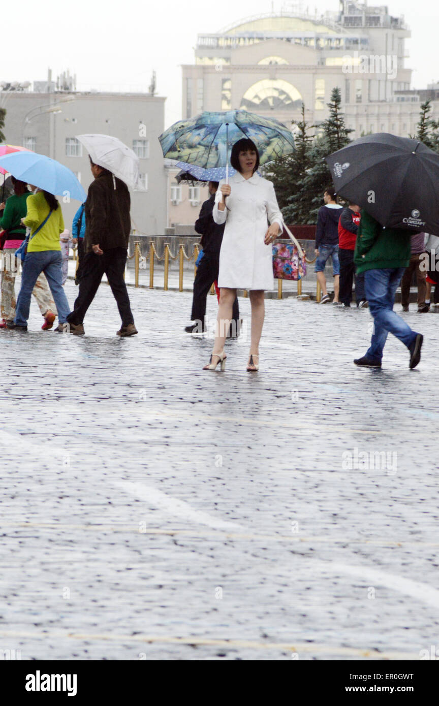 Les jeunes filles de moins de parasols. Jour de pluie de la Place Rouge Banque D'Images
