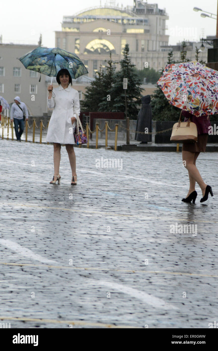 Les jeunes filles de moins de parasols. Jour de pluie de la Place Rouge Banque D'Images