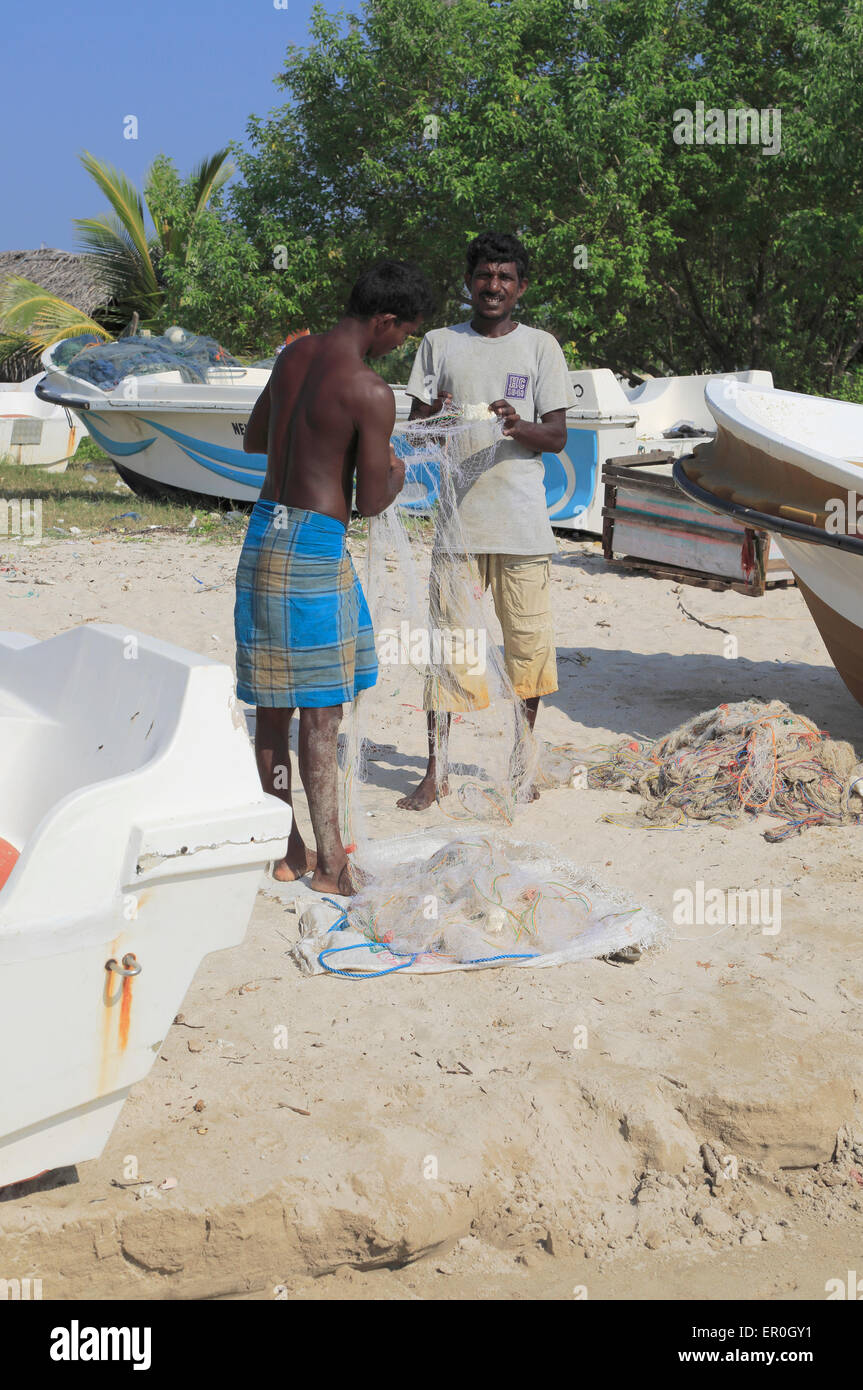 Les hommes avec des filets de pêche sur la plage tropicale à Pasikudah Bay, province de l'Est, Asie, Sri Lanka Banque D'Images