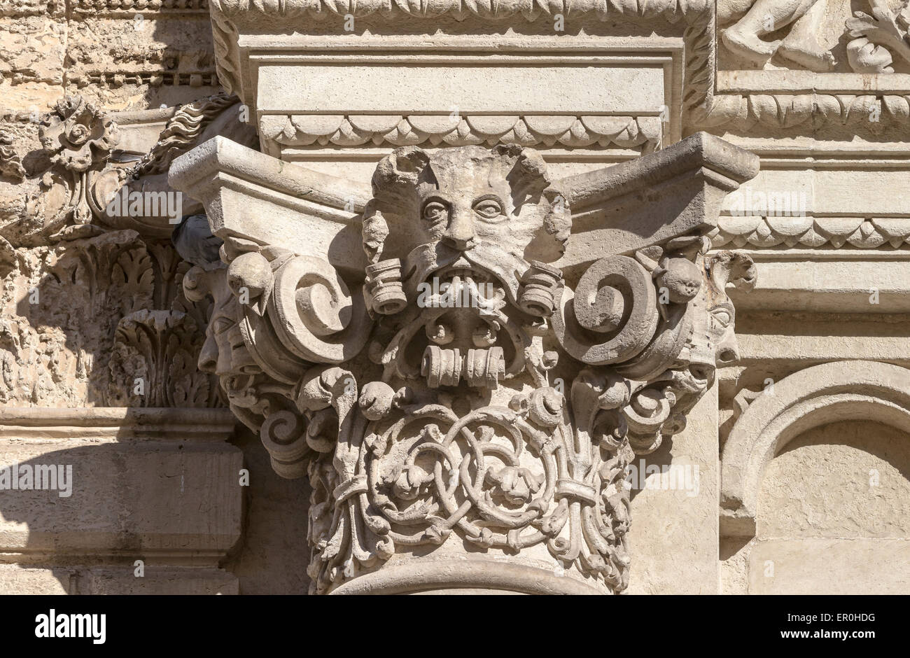 Détail de l'extérieur de la basilique Santa Croce de Lecce dans les Pouilles avec de riches sculptures Banque D'Images